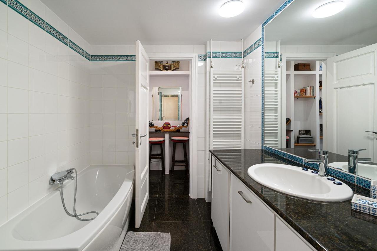 Spacious & Artistic Retro 2Bd Apt With Sauna Афины Экстерьер фото