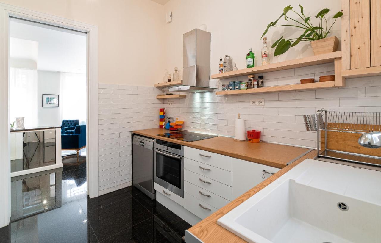 Spacious & Artistic Retro 2Bd Apt With Sauna Афины Экстерьер фото